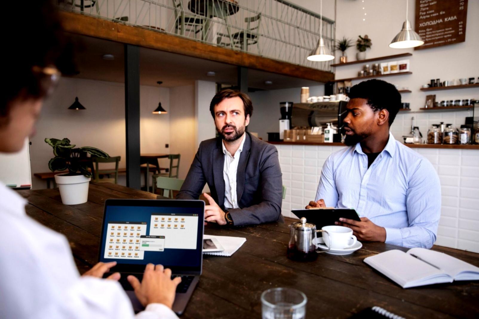 Strukturierter Lernarbeitsplatz mit geöffnetem Laptop und Notizen